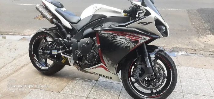 Yamaha R1 1000cc Branca 2013. WJ Veículos.