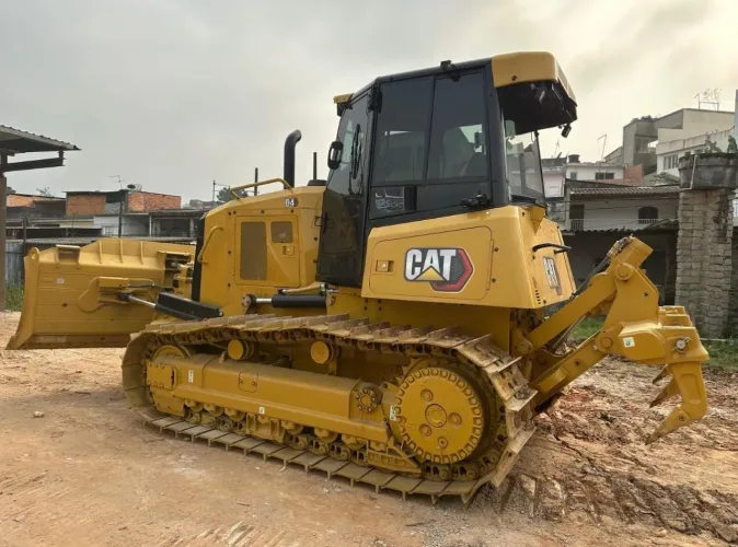 Trator de Esteira Caterpillar D4 ano 2023 com 2.000 horas e ripper traseiro, em SP  