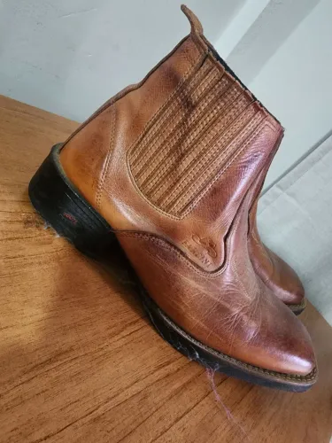 Botina Couro bico fino