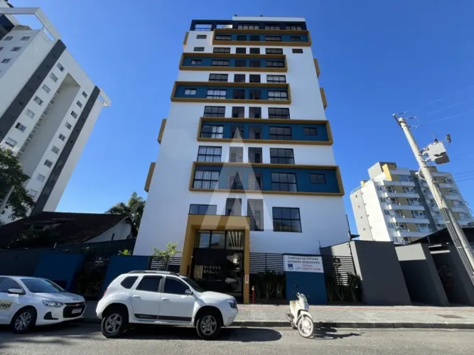 Apartamento com 02 quartos, sendo uma suíte, cozinha com armários e uma vaga de garagem, l