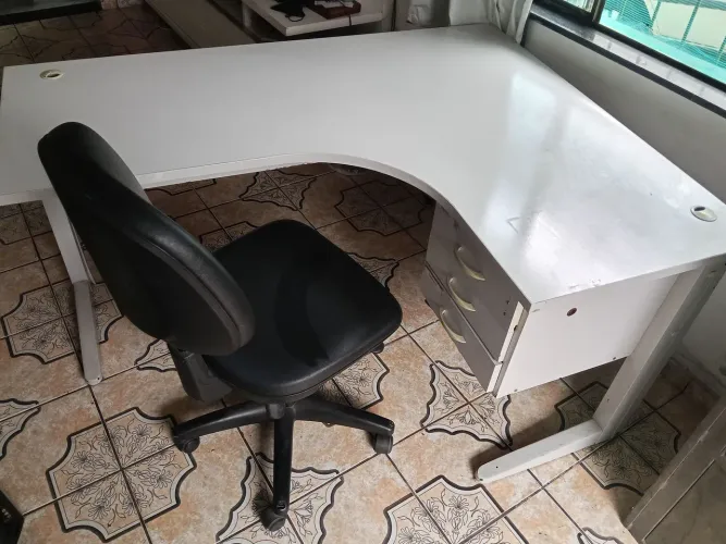 mesa de escritório em L com estrutura toda em madeira reforçada com cadeira giratória