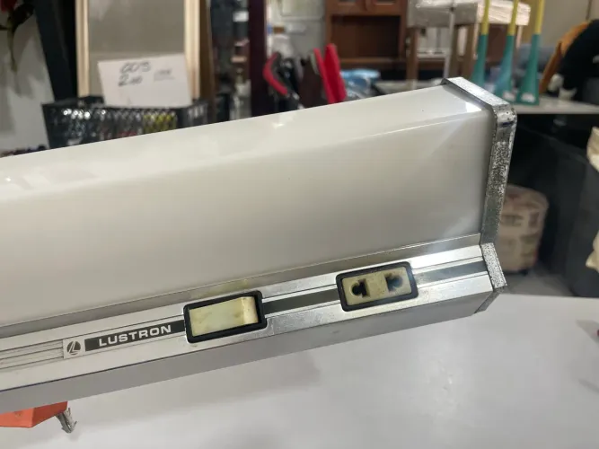 Luminária para Banheiros Antiga Lustron