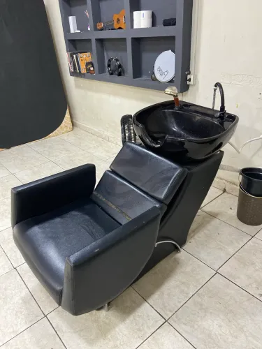 Lavatório e espelho para salão ou barbearia