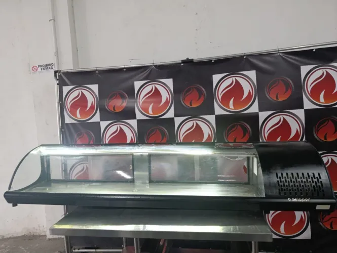 Sushi case refrigerada industrial marca GELOPAR <br>110 Volts