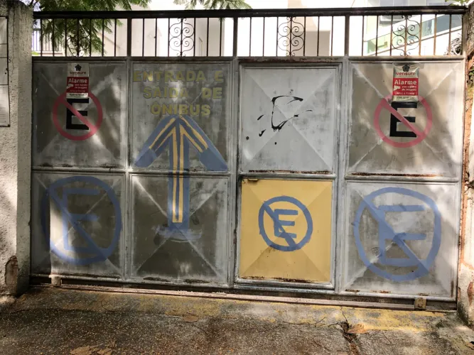 Portão de garagem garagem com acesso pedestres