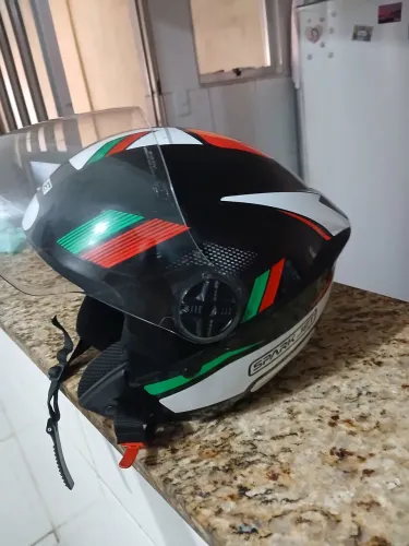 Vende-se dois capacete