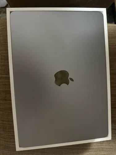 MacBook M3 excelente estado de conservação 