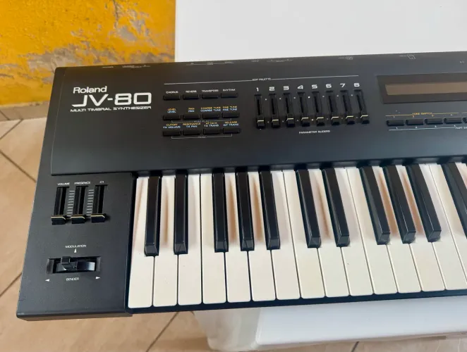 Teclado Roland JV80