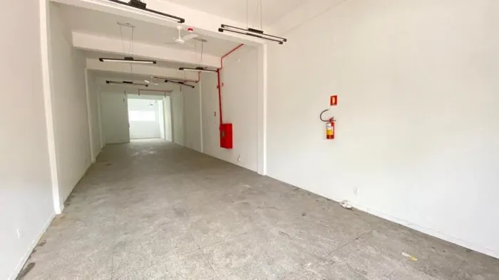 LOCAÇÃO: Loja com 125m² com 2 vagas em frente