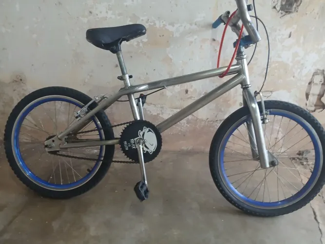 Bicicleta BMX em ótimo estado com quadro reforçado