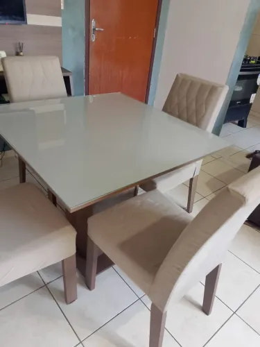 Mesa de vidro com 4 cadeiras
