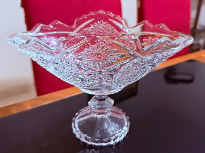 Centro de Mesa em Pedestal de vidro lapidado padrão estrela