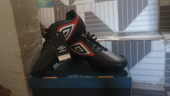 Chuteira campo umbro nova nunca usada número 43