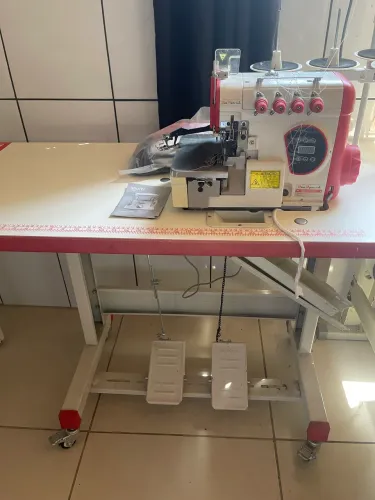 Máquina overloque eletrônica nova , motor silencioso,com manual de instruções,, reforçada