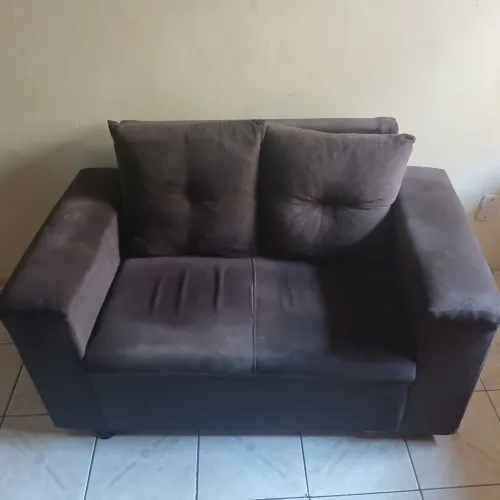 ofá de 2 lugares confortável, apenas 1 ano de uso