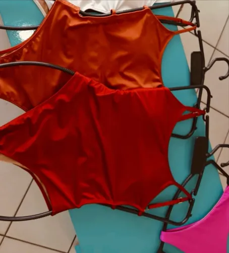 Moda praia, biquíni e maiô