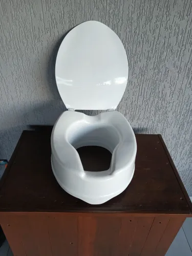 Assento elevado para cadeira de banho