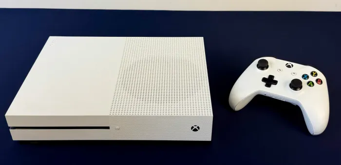 XBOX ONE S 1TB - ACEITO TROCAS/PARCELAMENTO EM ATÉ 18x