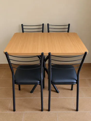 Vendo jogo de mesa com quatro cadeiras