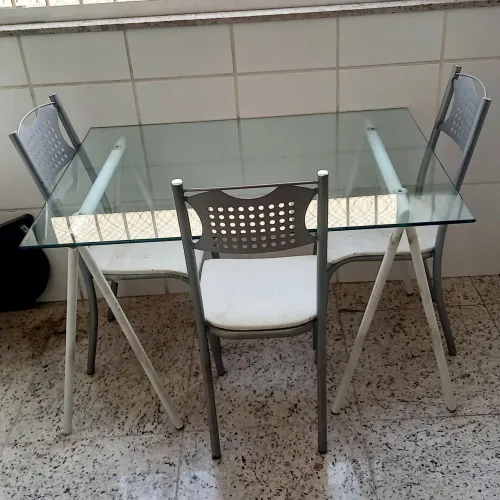 Mesa de vidro 110 com com 2 cadeiras de aço. 
