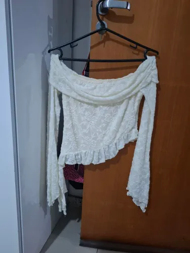 Blusa/top/camisa assimétrica off-white