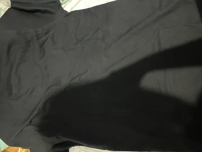 Camisa básica preta, rota do mar