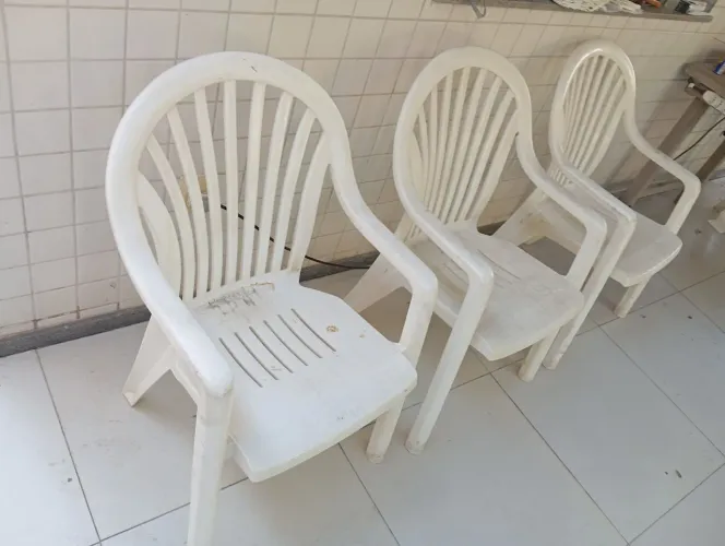 Cadeiras plástica reforçada com encosto de braço
