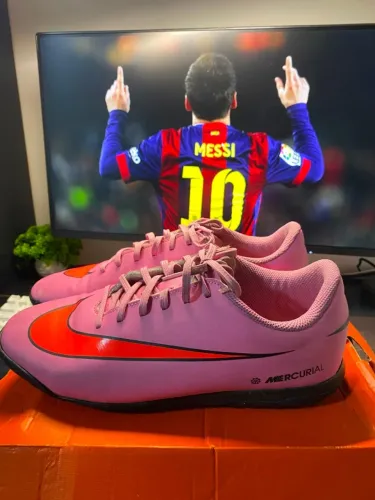 Chuteira Nike Mercurial Rosa e Laranja (Society) - Tamanho 41