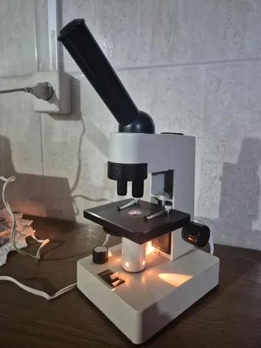 Microscópio óptico monocular 