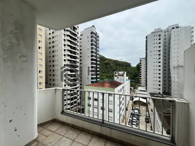Apartamento com varanda a uma quadra da Praia das Pitangueiras, Guaruja