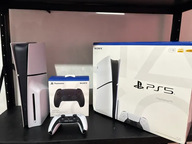 PS 5 slim , 1 TB.  Com leitor  ! 
