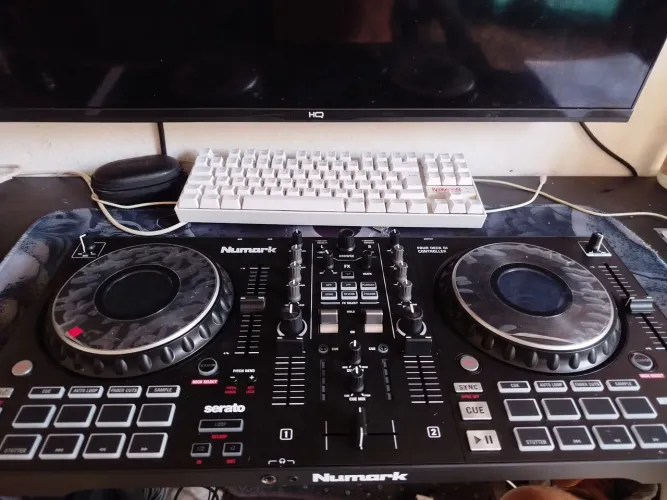 Controladora numark platinum fx em perfeito estado na caixa com plásticos ! Nota fiscal 