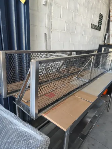 Prateleira inox tela moeda 1,90m com anteparo