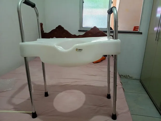 Assento para vaso sanitário elevado