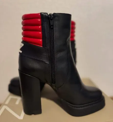 Bota Arezzo ZZ fun, salto - Couro - Seminova - tam.35