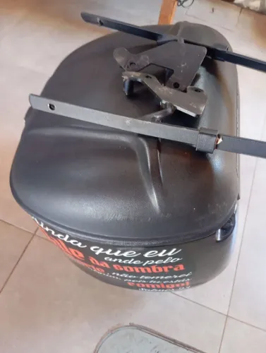 Vendo baú resipastic e suporte chapam