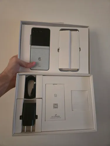 Smartphone Motorola Razr 60 coleção Swarovski