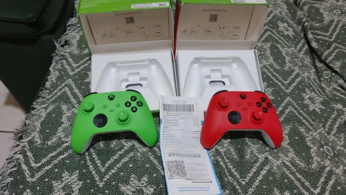Vendo dois Controles do Xbox três meses comprando.cinco vezes usando.valor 800 reais