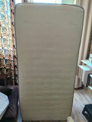 Cama de solteiro com cama auxiliar