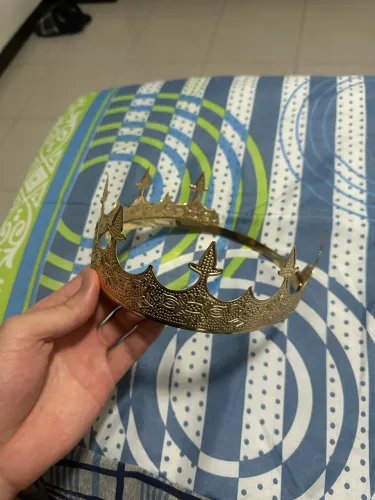 Coroa de metal dourada 