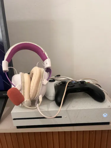 XBOX ONE COM 2 CONTROLES E HEADSET