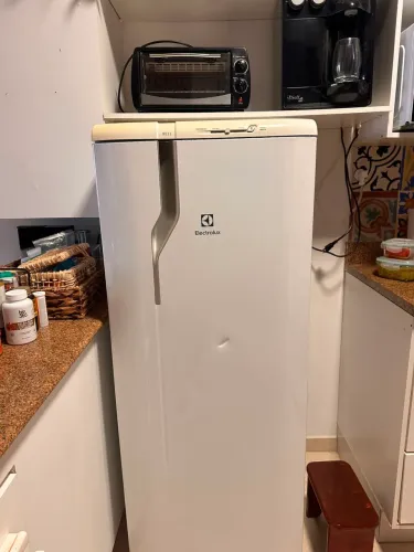 Geladeira Electrolux RE31 240L - funcionando perfeitamente