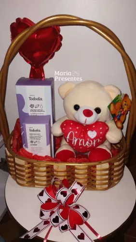 Cesta com urso e creme para mãos e corpo