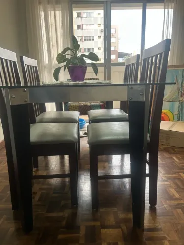 Linda mesa de jantar com 4 cadeiras