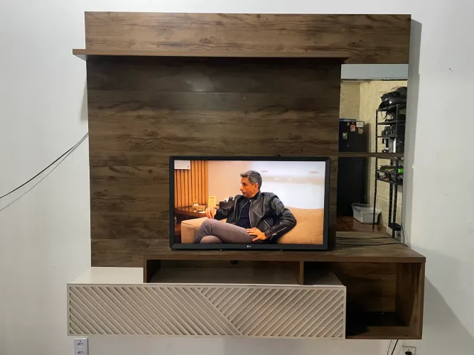 Painel para TV Suspenso com Espelho e Nichos | Estilo Moderno