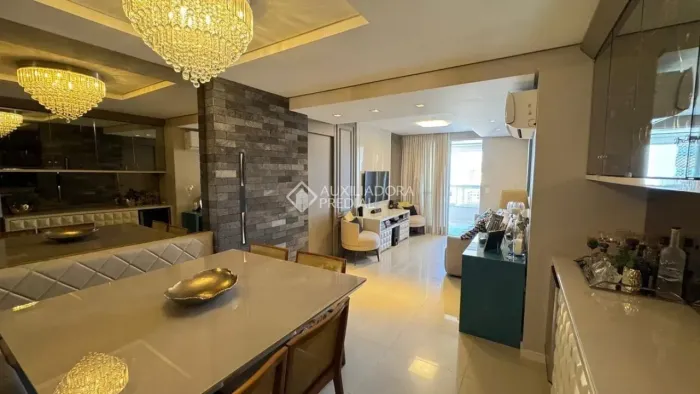 Apartamento com vista mar e 3 vagas no Estreito