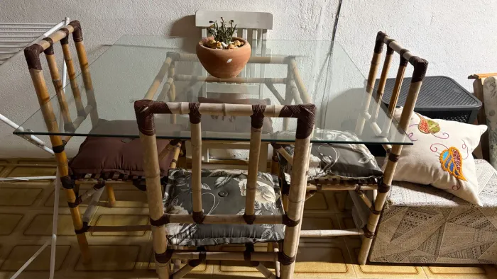 Vendo mesa com 4 cadeiras