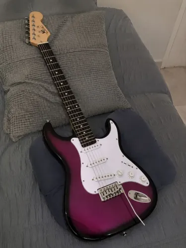 Guitarra Konig GT Stratocaster