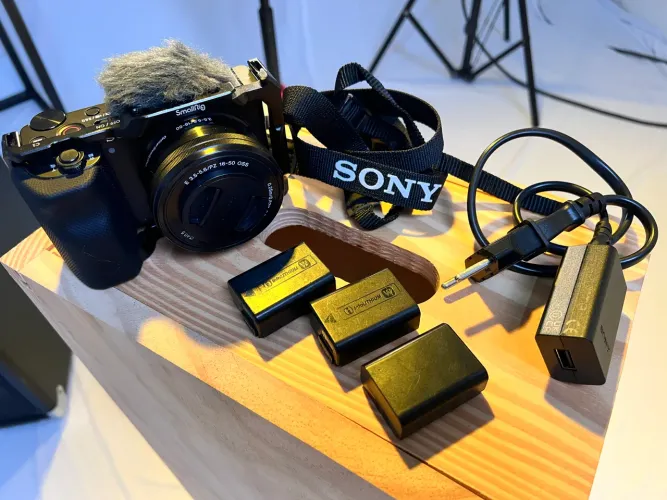 Sony Zv-E10, Lente do kit, cage, 3 baterias, carregador e Correa