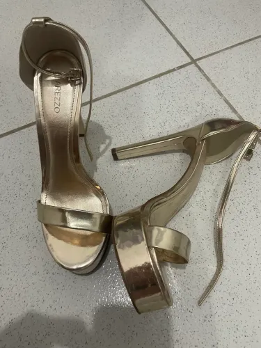 Sandália Arezzo dourada ?